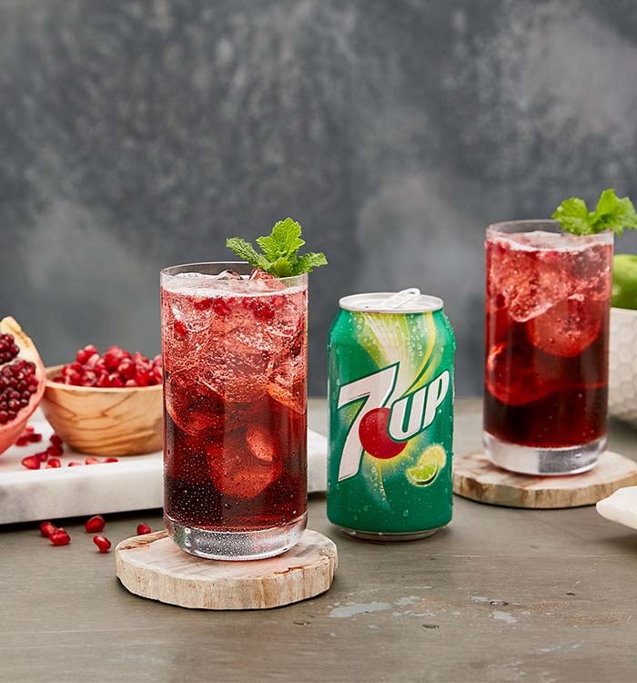 https://www.7up.com/images/recipes/hero/7up-pom-spritzer_hero_m.jpg